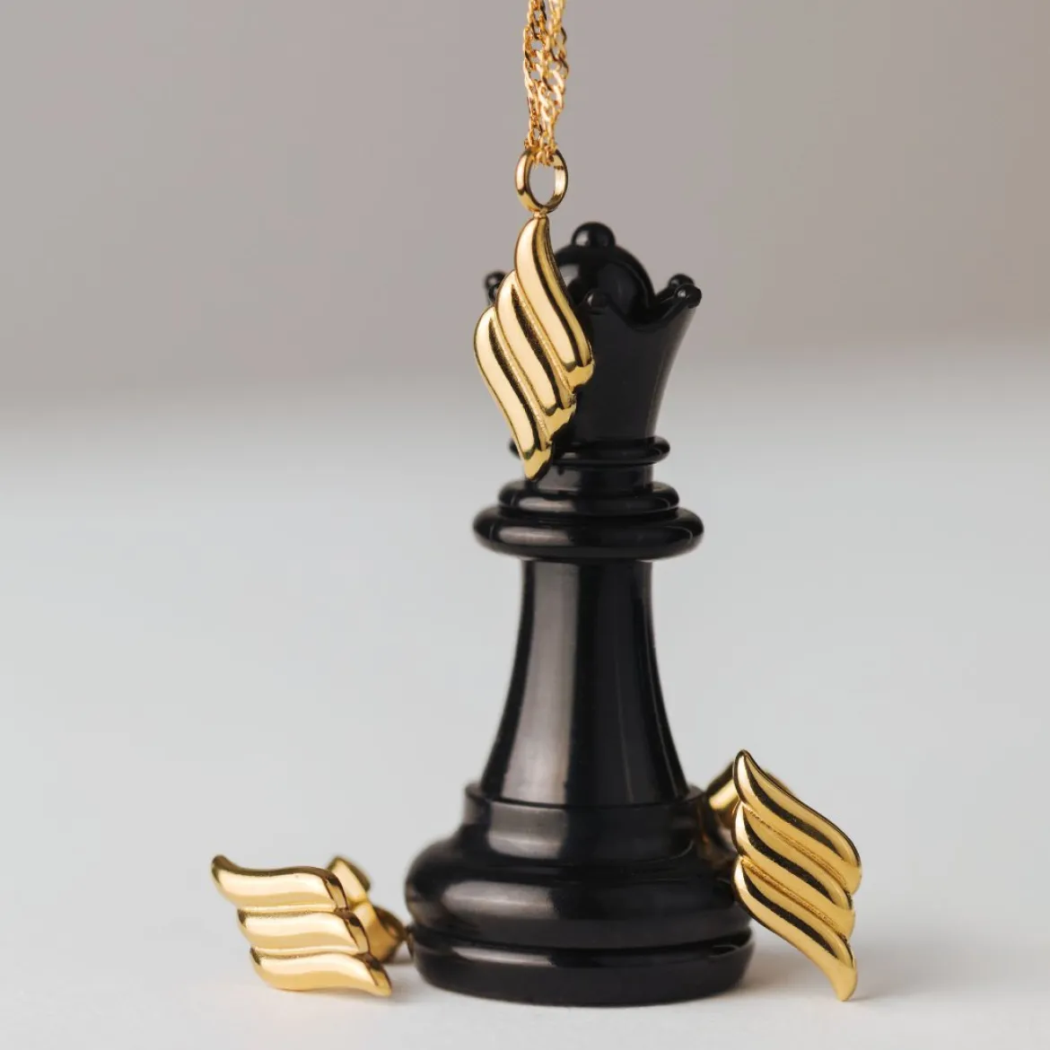 Lustrous Pendant Necklace Gold