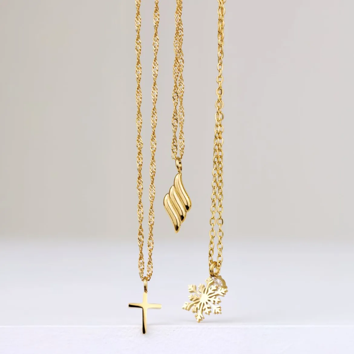 Lustrous Pendant Necklace Gold