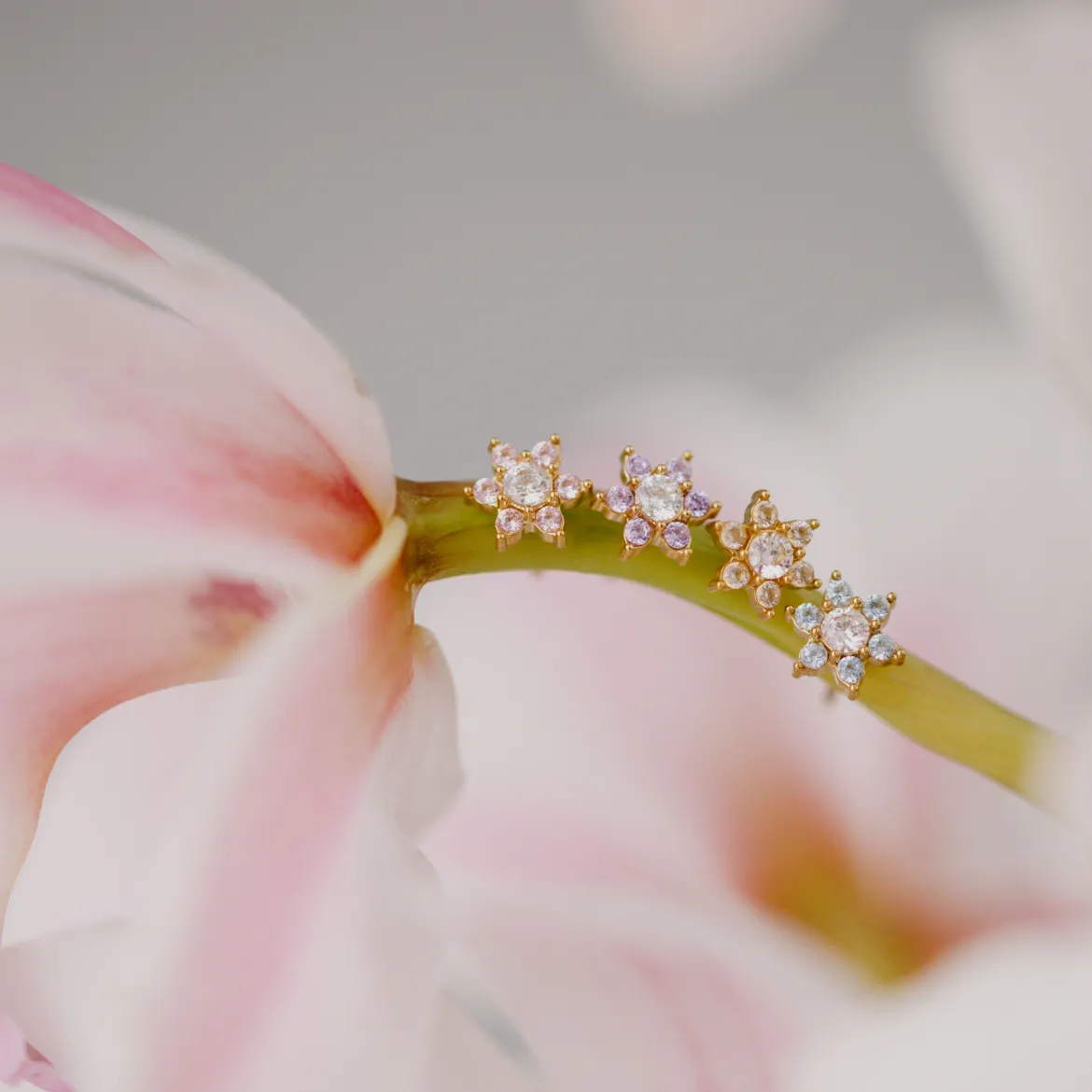 Sparkling Pink Petal Studs Roségold