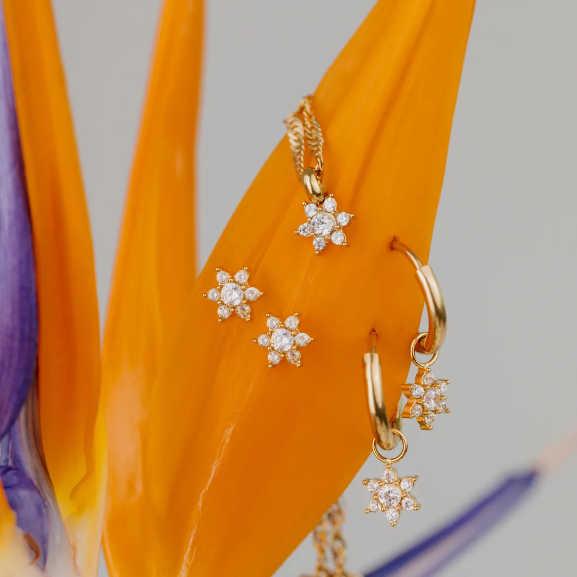 Sparkling White Petal Necklace Gold