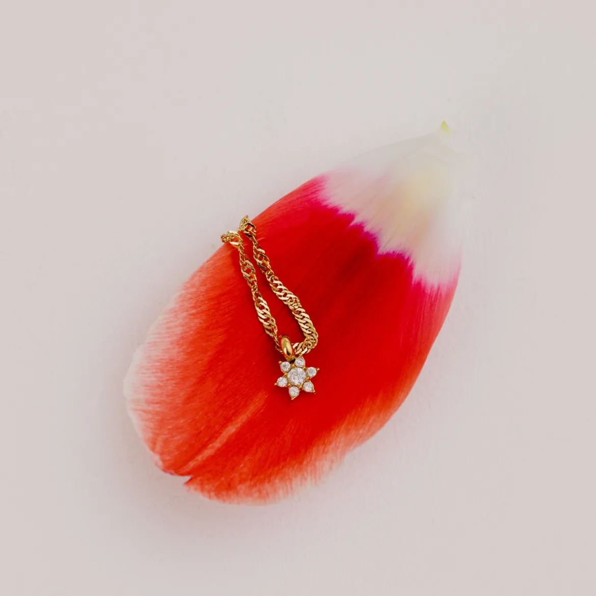 Sparkling White Petal Necklace Silber