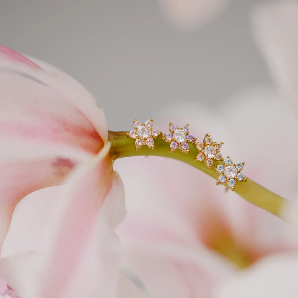 Sparkling White Petal Studs Roségold