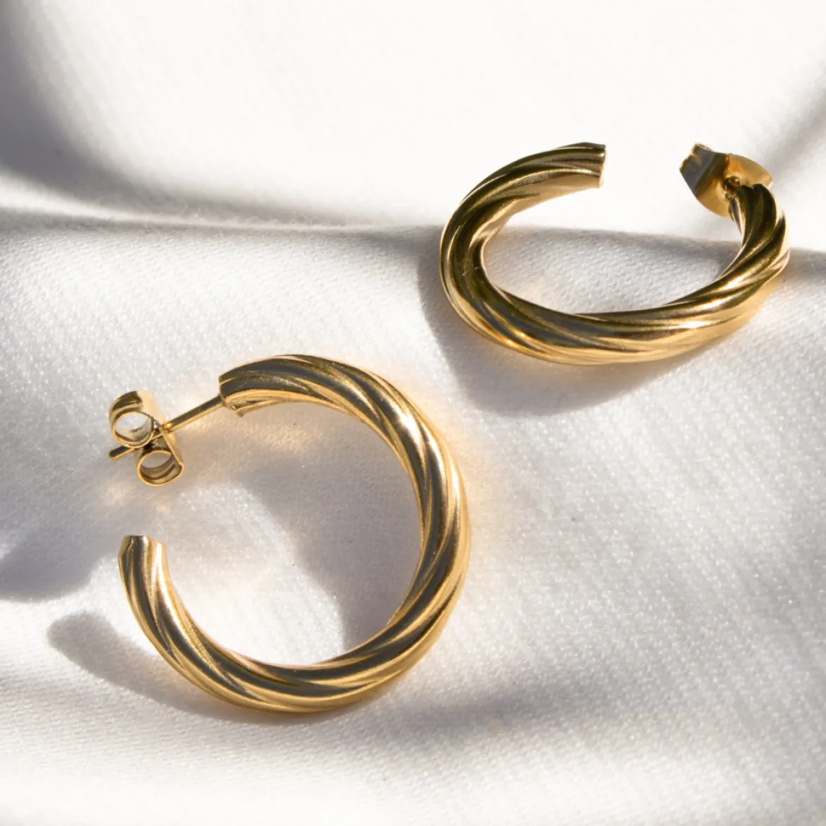 Squeeze it Medium Hoop Studs Gold